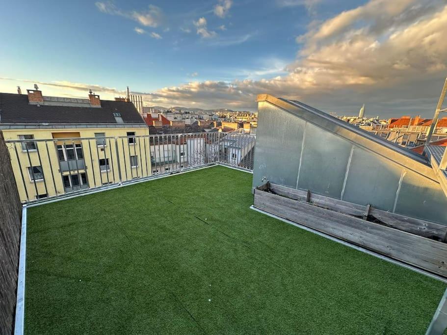 Scenic Rooftop Flat With Terrace Виена Екстериор снимка